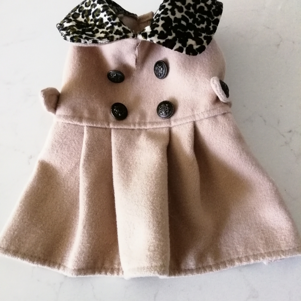 Stylish Tan Coat with Leopard Print Collar